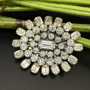 Vintage Unsigned Clear Rhinestones Starburst Silver-tone Brooch 23.7g.